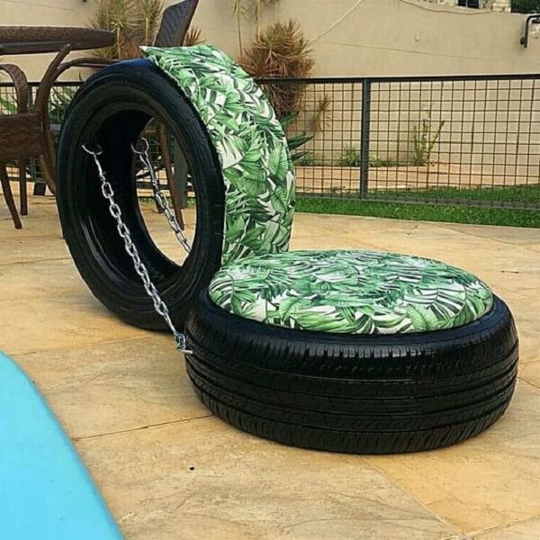 A poltrona feita com pneus decora a área da piscina