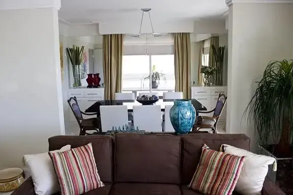 Almofadas decorativa para sofá listradas Projeto de Patricia Kolanian