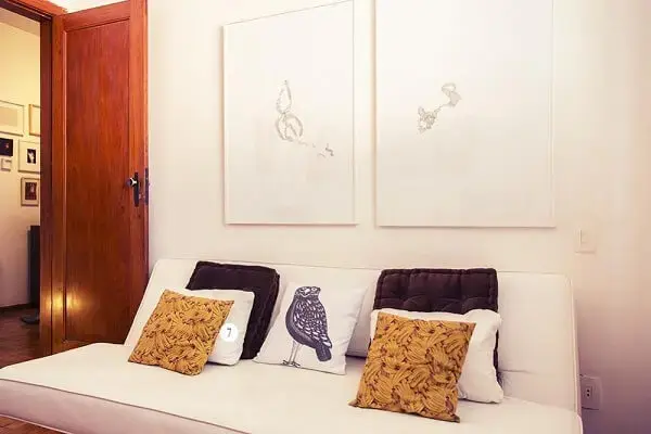 Almofadas decorativas variadas sobre sofá branco Projeto de Casa Aberta