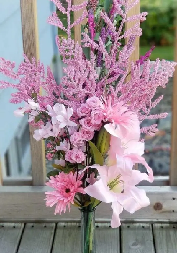 Arranjos de flores artificiais para uma decoração romântica