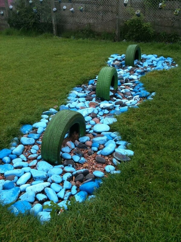 Artesanato com pneus: as pedras azuis trazem um toque especial combinadas com os pneus