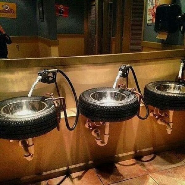 Artesanato com pneus: banheiro criativo com pia feita com pneus