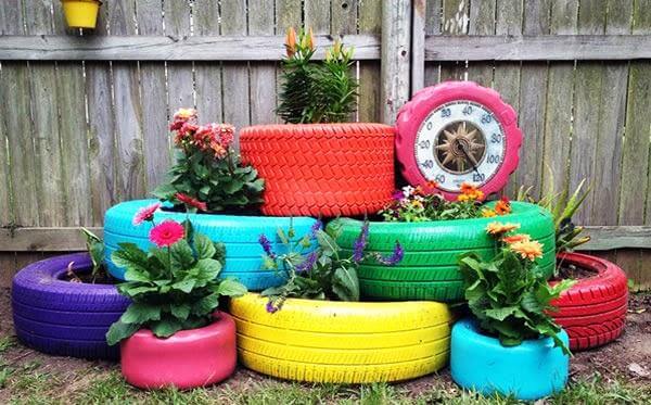 Artesanato com pneus: deixe o jardim ainda mais colorido