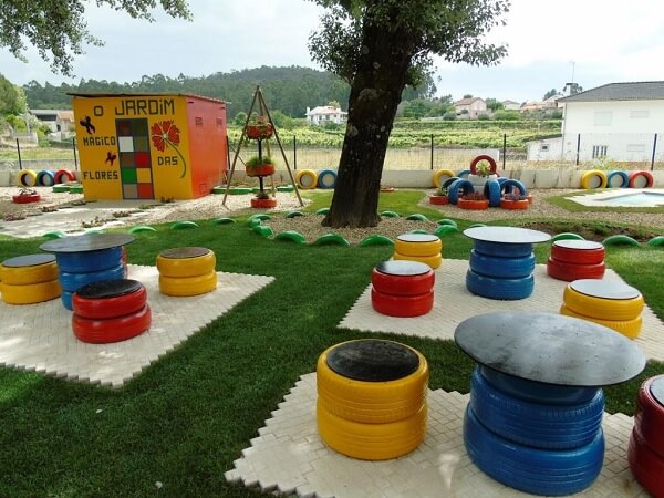 Artesanato com pneus: jardim com mesas e bancos coloridos feitos com pneus