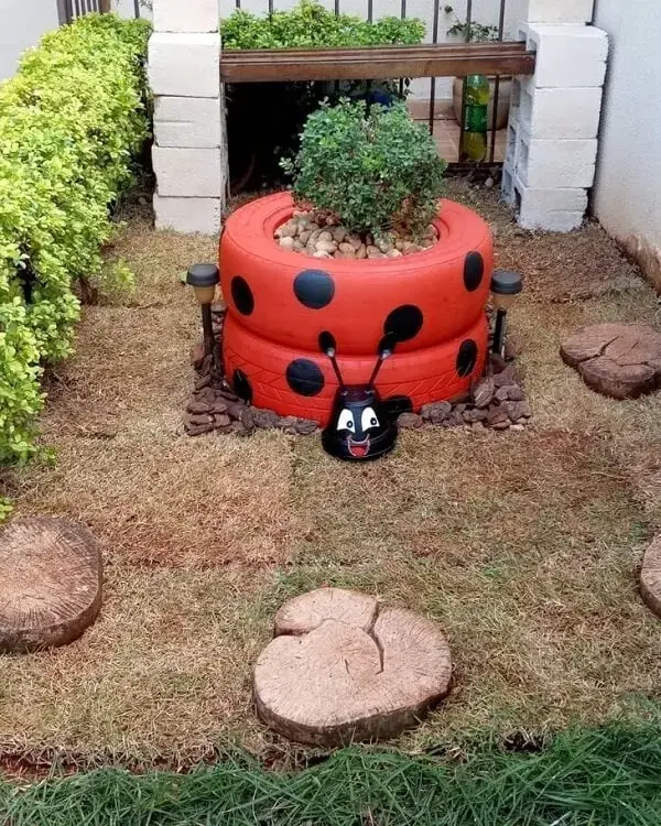 Artesanato com pneus: o jardim fica ainda mais alegre