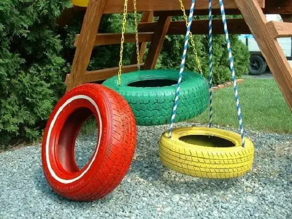 Artesanato com pneus: pneus coloridos se transformam em balanços divertidos