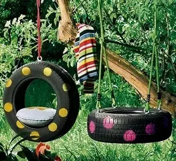 Balanços feitos de artesanato com pneus