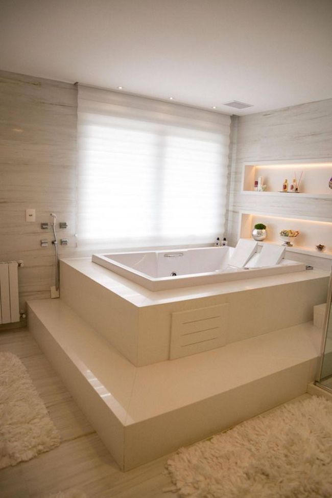 Banheiro com banheira branca e ampla