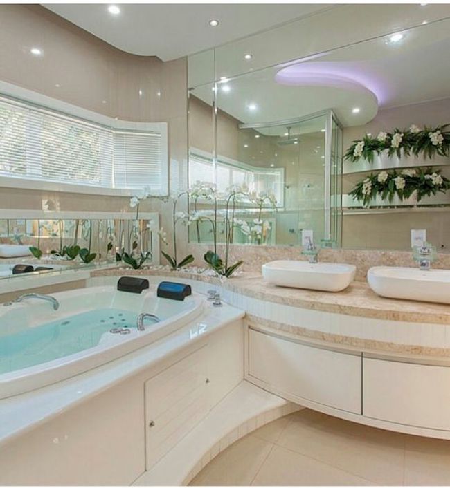 Banheiro com banheira branca e decoração clássica