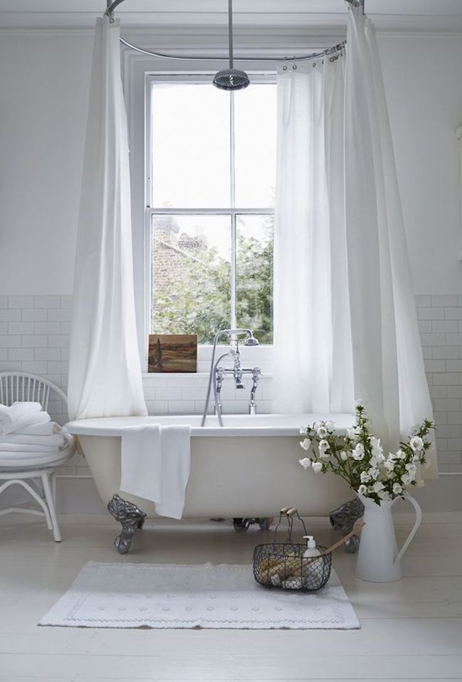 Banheiro com banheira com flores brancas