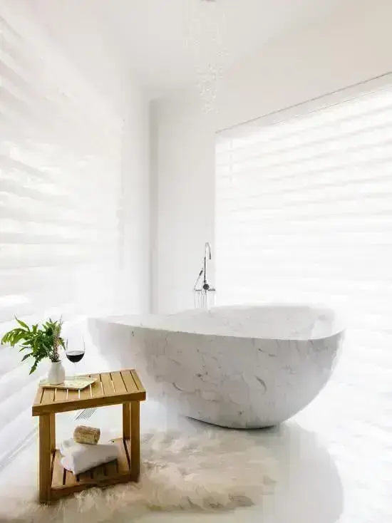 Banheiro com banheira de mármore