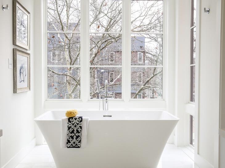 Banheiro com banheira moderna e branco