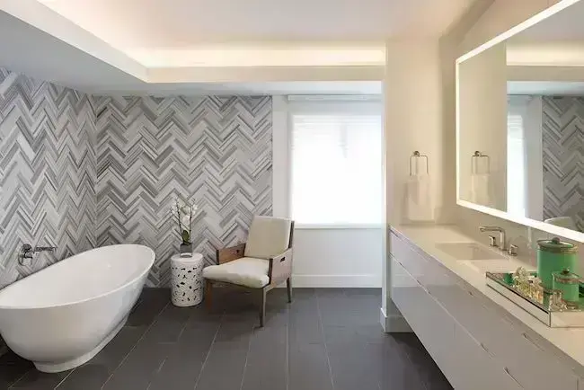 Banheiro com banheira no canto e decoração impecável