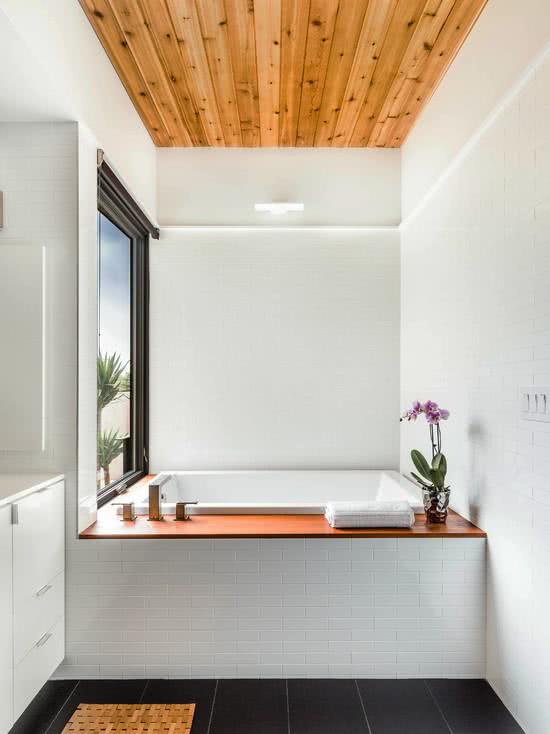 Banheiro com banheira quadrada branca