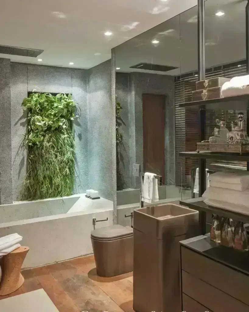Banheiro com jardim vertical na decoração