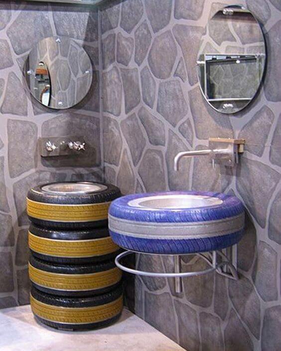 Banheiro ousado decorado com artesanato com pneus