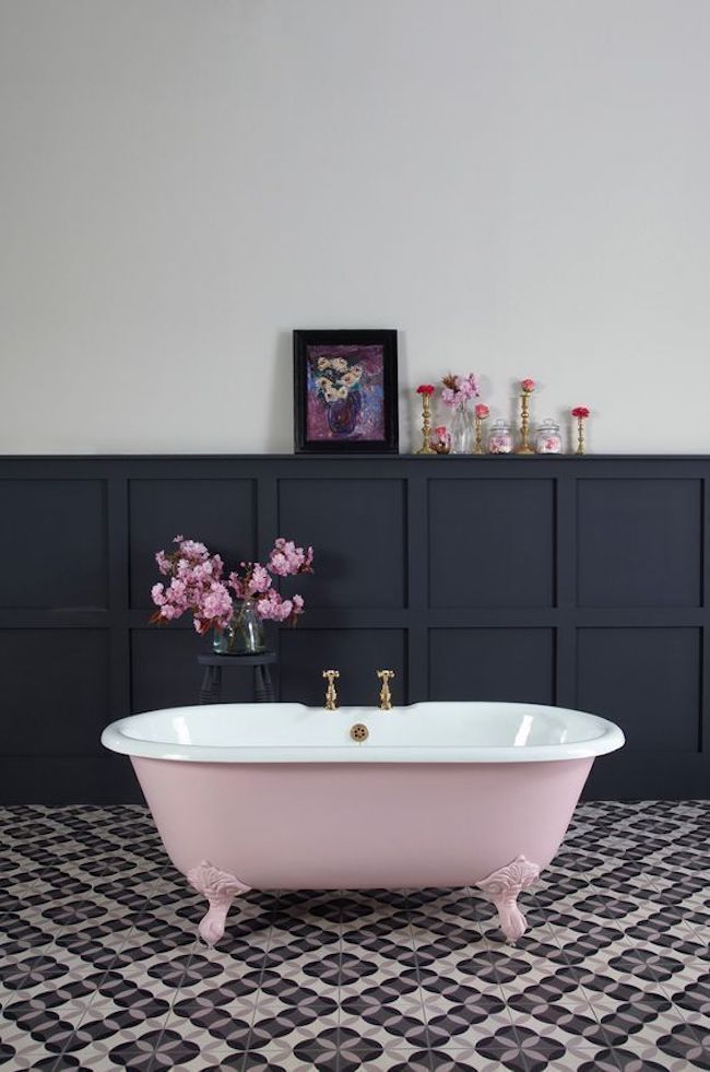 Banheiro preto com banheira cor de rosa