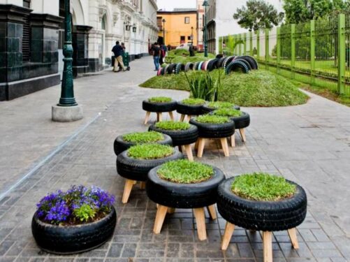 Artesanato com pneus: os pés de madeira trazem charme para o pneu. Fonte: Placepic