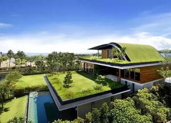 Casa charmosa com diferentes níveis de telhado verde
