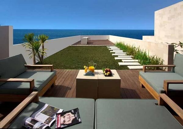 Casa de praia com telhado verde deslumbrante