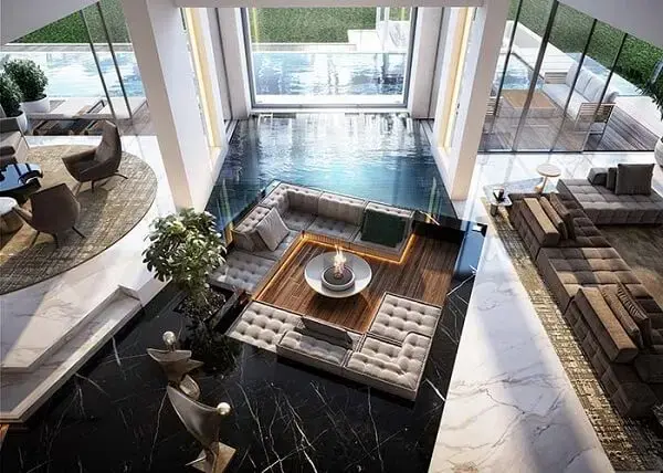 Casa luxuosa e piscina interna revestida com piso de mármore