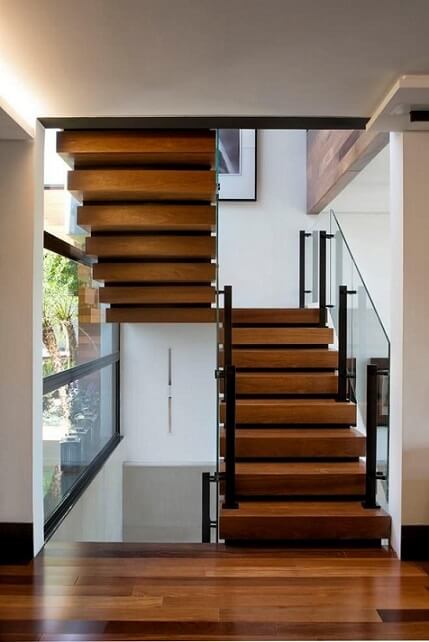 Casas modernas com escada de madeira Projeto de Elmor Arquitetura