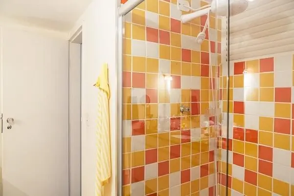 Combinação de cores laranja e amarelo no banheiro Projeto de Casa Aberta