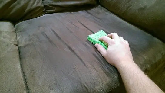 Como limpar sofá com vinagre