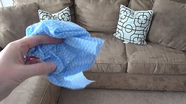 Como limpar sofá com água
