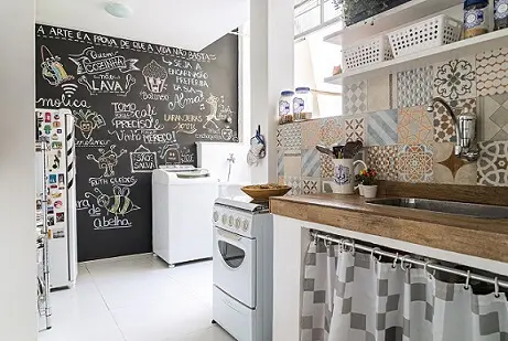 Cozinha americana com parede de tinta lousa Projeto de Ana Carolina Campos França