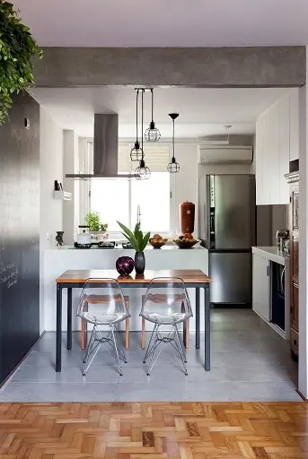Cozinha americana com parede de tinta lousa próxima à mesa Projeto de Ina Arquitetura