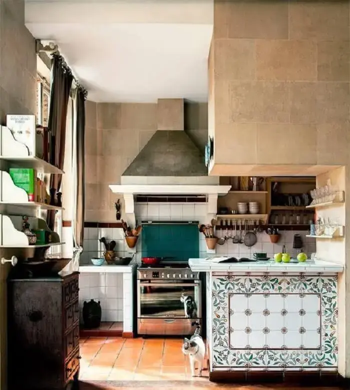 Cozinha com decoração rústica e azulejos retrô