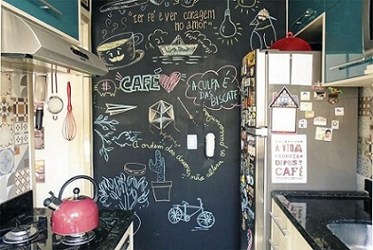 Cozinha com parede pintada com tinta lousa Projeto de Casa Aberta