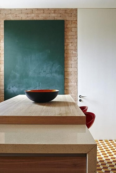 Cozinha com parte da parede de tinta lousa Projeto de Pascali Semerdjian