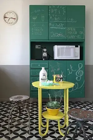 Cozinha planejada com armário pintado com tinta lousa Projeto de Gabriel Valdivieso