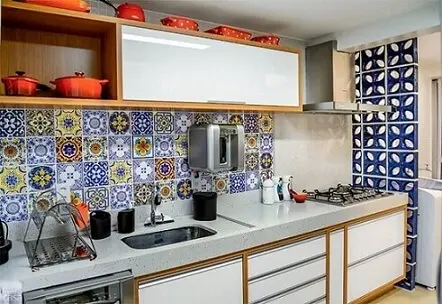Cozinha planejada com azulejos e cobogó azul Projeto de Caio Andrade
