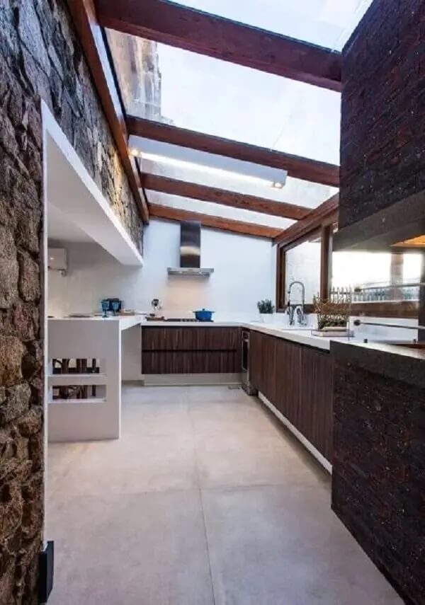 Cozinha planejada com telhado de vidro