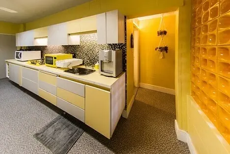 Cozinha planejada moderna com cobogó Projeto de Malu Junqueira