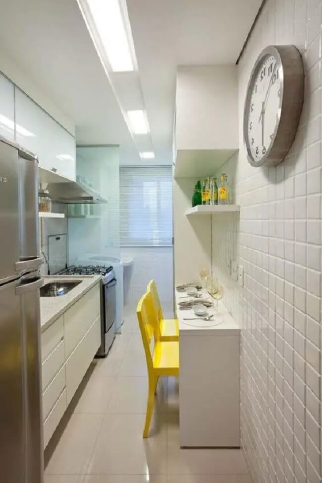 Cozinha simples branca com cadeiras amarelas