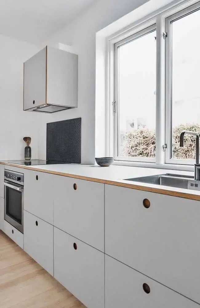 Cozinha simples com armários na cor cinza
