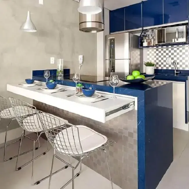 Cozinha simples com mesa dobrável na bancada da cozinha azul