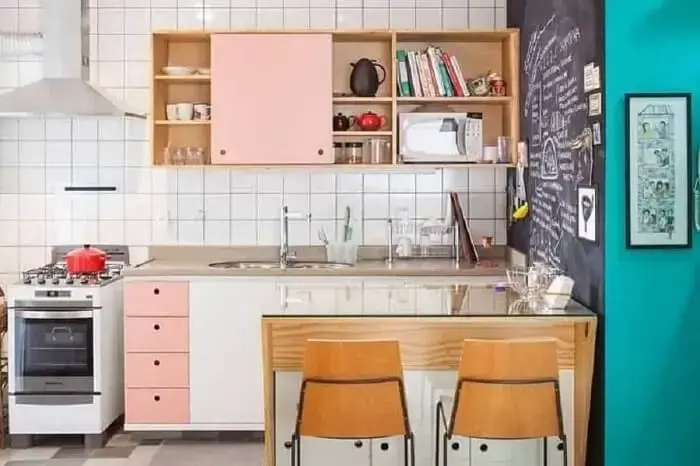 Cozinha simples modulada com estilo retrô