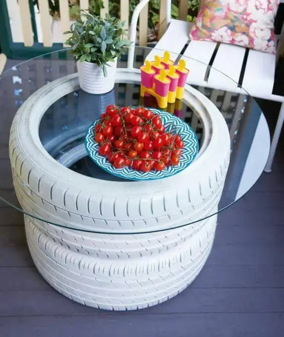 Decoração clean com mesa feita de pneus pintados de branco