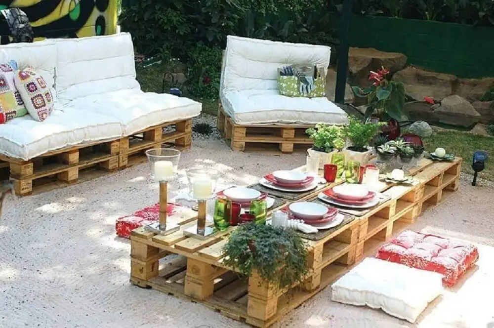 decoração com móveis de paletes para jardim