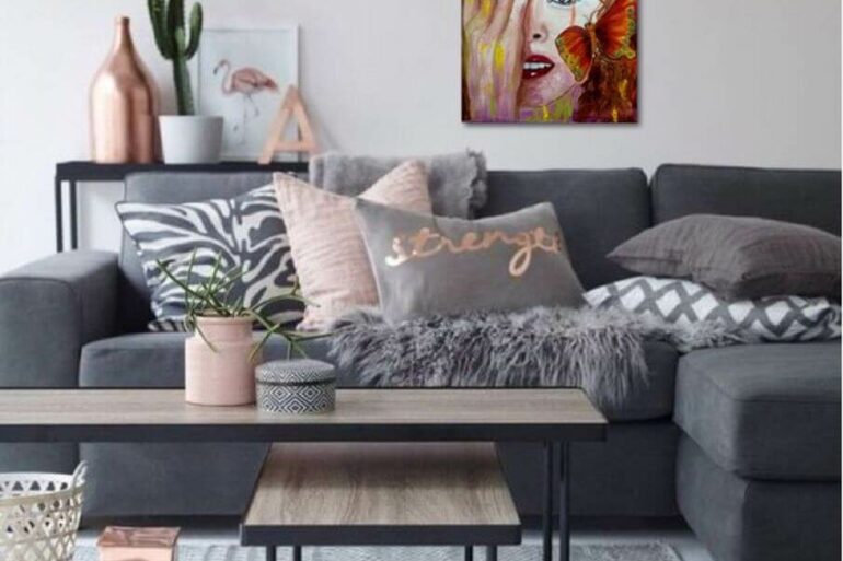 Decoração de casa com sala de estar cinza e rosa