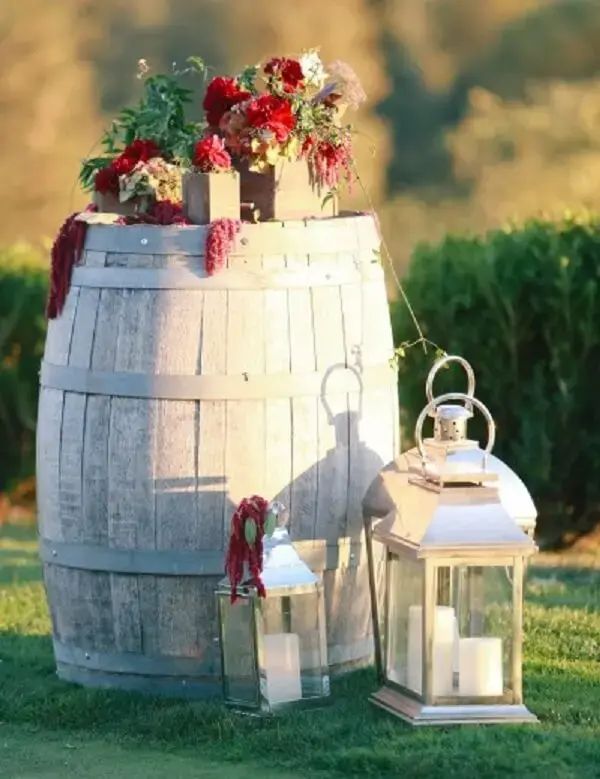 Simple wedding decoration with wooden barrel