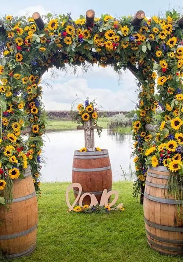 Decoração de casamento simples com flores de girassol