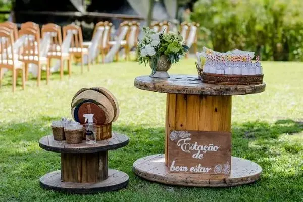 Simple wedding decoration with reel table
