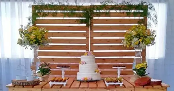 Simple wedding decoration with pallet.