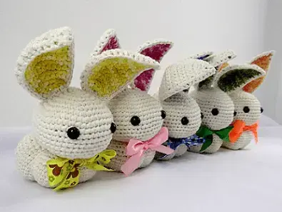 Decoração de páscoa com coelhos de tricô